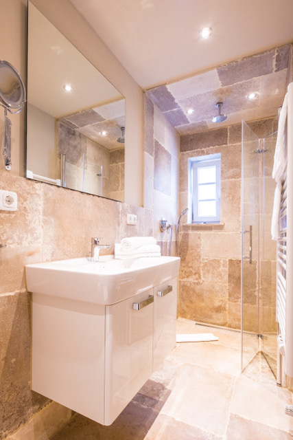 8° Ost EG – Duschbad mit Naturstein